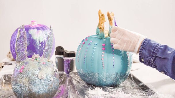 Paso a paso. Decoración de calabazas de arte con rhynestones, colas de sirena, y conchas marinas en tema sirena para Halloween. - Foto, imagen