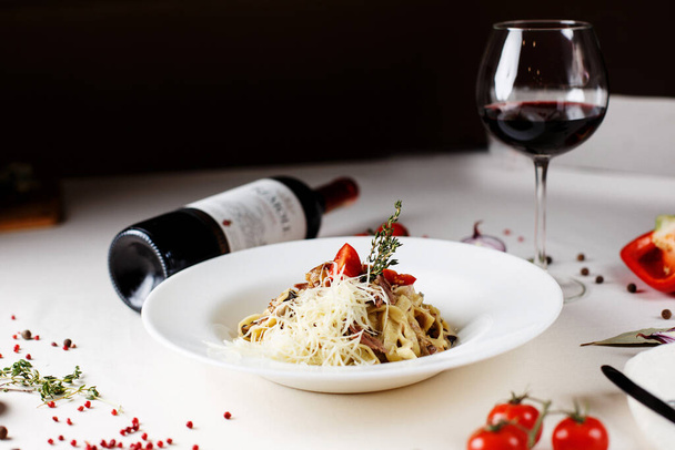 Italienische Pasta und Wein. Hochwertiges Foto - Foto, Bild