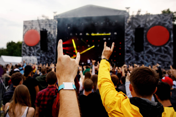 As pessoas da festa gostam de concerto no festival. Mãos levantadas
 - Foto, Imagem