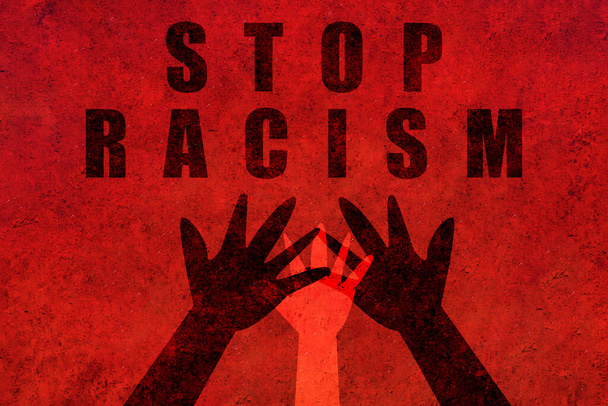 Stop racisme. Zwarte en witte handen verenigd in het centrum vragen om gelijkheid met een krachtige boodschap die zegt stop racisme. - Foto, afbeelding