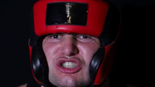 Zły bokser atleta krzyczy do obiektywu kamery - Materiał filmowy, wideo