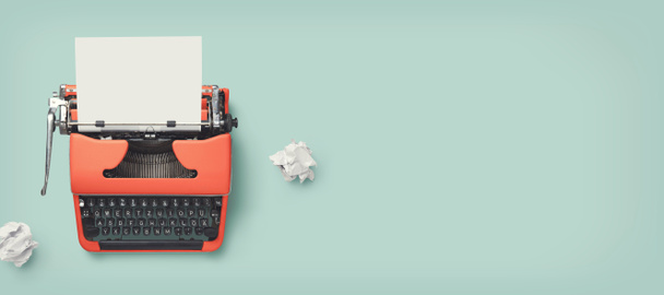 baner retro z czerwoną maszyną do pisania vintage z pustym arkuszem papieru i papierowych kulek, widok z góry, przestrzeń do kopiowania - Zdjęcie, obraz