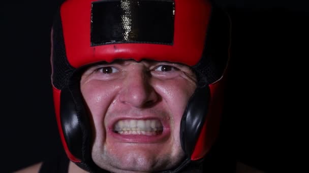 Wütender Athleten-Boxer brüllt Gegner an. - Filmmaterial, Video
