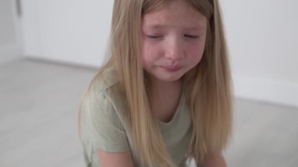 Κοντινό πλάνο ενός μικρού κοριτσιού που κλαίει 4 χρόνια στο σπίτι - Πλάνα, βίντεο