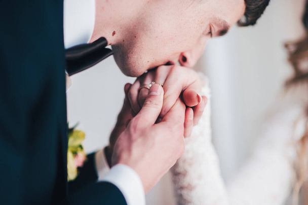 The bridegroom kisses the bride in her hand. Gentle kiss. proposal. Offer. Get married. Yes. Close up. Wedding, engagement. - Foto, Imagen