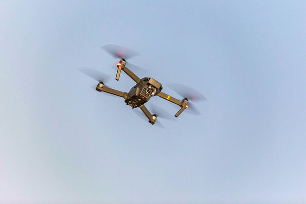 dron volador con cámara en el cielo - Foto, imagen