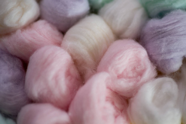 Close up tiro de lã de algodão colorido pastel
 - Foto, Imagem