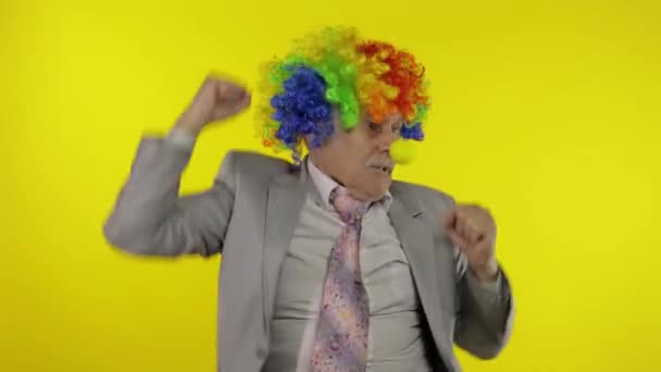 Starszy stary klaun biznesmen freelancer taniec, świętować zwycięstwo, zabawia - Materiał filmowy, wideo