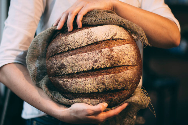 свіжий хліб в руці
 - Фото, зображення