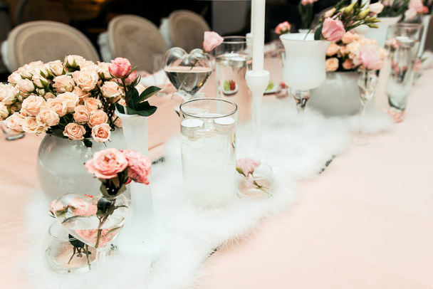dekorace svatebního stolu. červené růže a svíčky - Fotografie, Obrázek