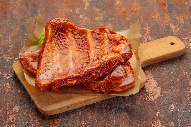 Côtes de porc marinées crues prêtes pour la cuisson - Photo, image
