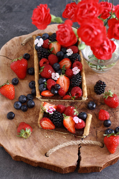 Целый пирог с шоколадной начинкой и свежими ягодными фруктами
 - Фото, изображение