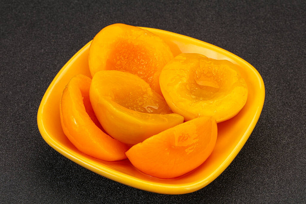 Fruta de melocotones marinados en el tazón con cuerda - Foto, Imagen