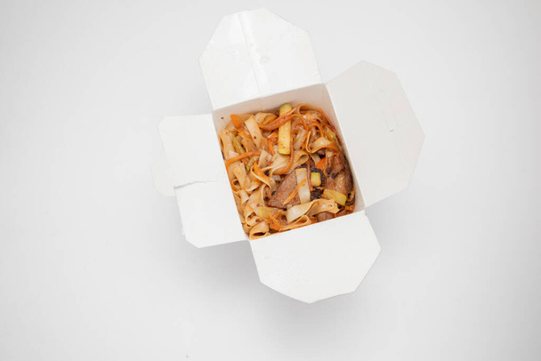 Des nouilles chinoises dans une boîte. Livraison à emporter. Porc à la sauce aigre-douce
 - Photo, image