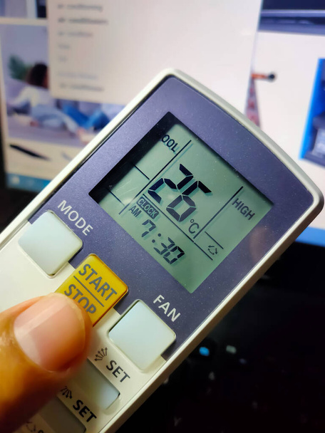 Telecomando portatile che mostra la lettura della temperatura. Focus selettivo
. - Foto, immagini