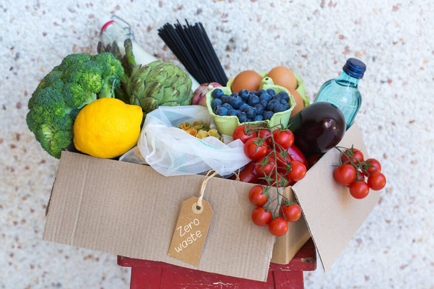 Zero odpadów nie ma usługi dostarczania plastiku do domu. Pudełko żywności w opakowaniu nadającym się do recyklingu i wielokrotnego użytku, przyjaznym dla środowiska w pobliżu drzwi klienta. Internetowe zamówienie, zakupy. Koncepcja zrównoważonego stylu życia - Zdjęcie, obraz