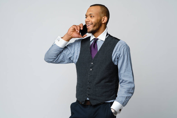 professioneel Afrikaans-Amerikaanse zakenman aan het praten op mobiele telefoon - Foto, afbeelding