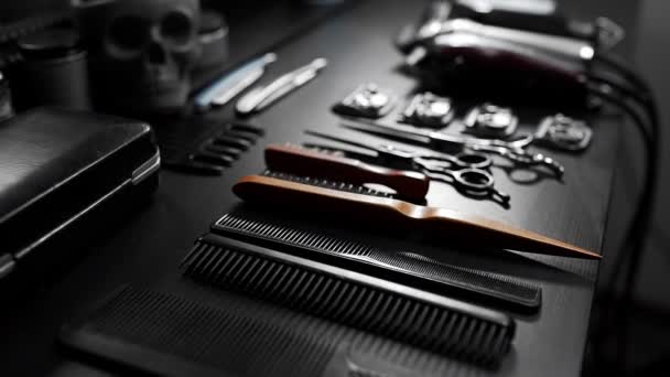elegante mesa de equipamentos com tesouras e aparadores e scull escuro na barbearia
 - Filmagem, Vídeo