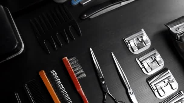 stylowy stół z nożyczkami, nożyczkami i nożyczkami oraz ciemny łuk w salonie fryzjerskim - Materiał filmowy, wideo