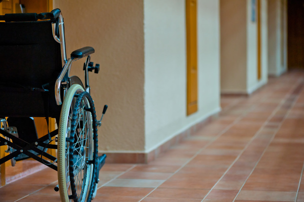 Engelliler için oda boş tekerlekli sandalye - Fotoğraf, Görsel