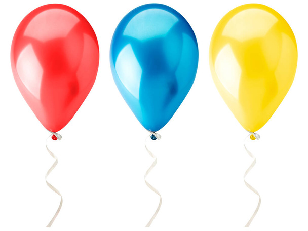 Meerkleurige heliumballonnen close-up op een witte achtergrond. geïsoleerd - Foto, afbeelding