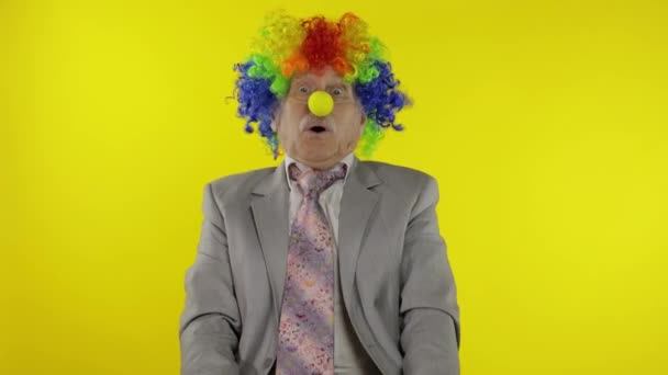 Senior Clown Geschäftsmann Unternehmer zeigen Glühbirne. Mit toller Idee gekommen - Filmmaterial, Video