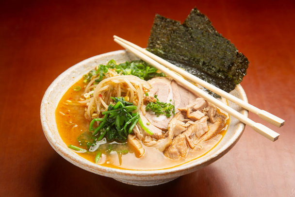 Japanilainen tyypillinen ruoka Miso Ramen. - Valokuva, kuva