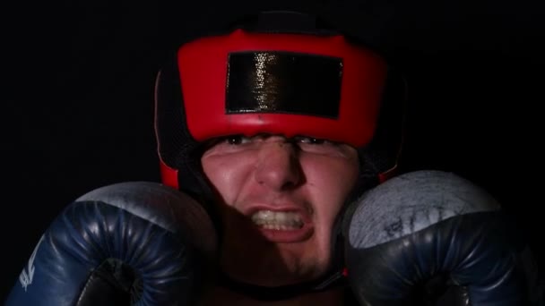 Boxeador atleta enojado gritando al oponente
. - Metraje, vídeo
