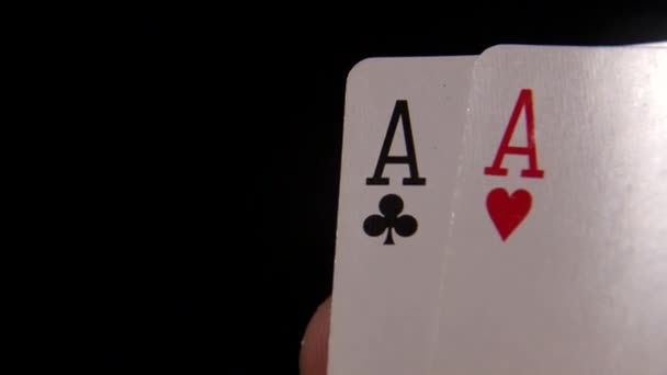 Spielkarten in der Hand. Zwei Asse. Poker spielen - Filmmaterial, Video