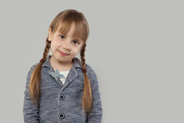 Bambina adorabile con trecce su sfondo bianco
 - Foto, immagini