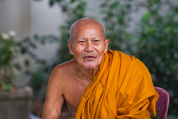 Thai monk sits to smile - Zdjęcie, obraz