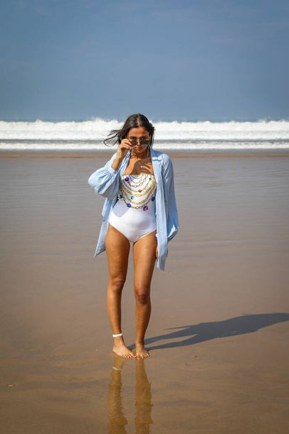 Девушка на пляже в купальнике и шляпе. Атлантический океан.
. - Фото, изображение