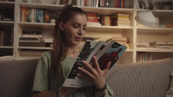 Жінка читає статтю в журналі під час вечора вдома
 - Кадри, відео