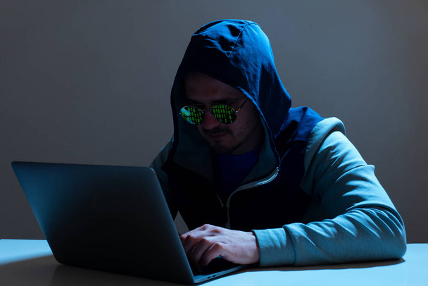 Mies ohjelmoija tai hakkeri työskentelee kannettavan tietokoneen - Valokuva, kuva