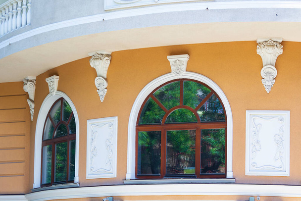 Hermosa fachada de radio del edificio con elementos de estuco y decoración
 - Foto, Imagen