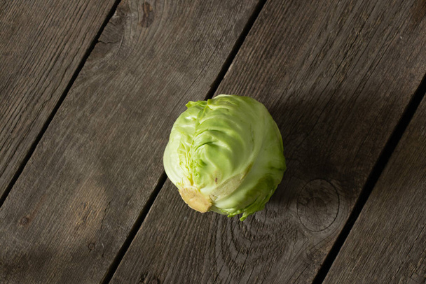 tête de jeune chou vert repose sur une planche en bois
 - Photo, image