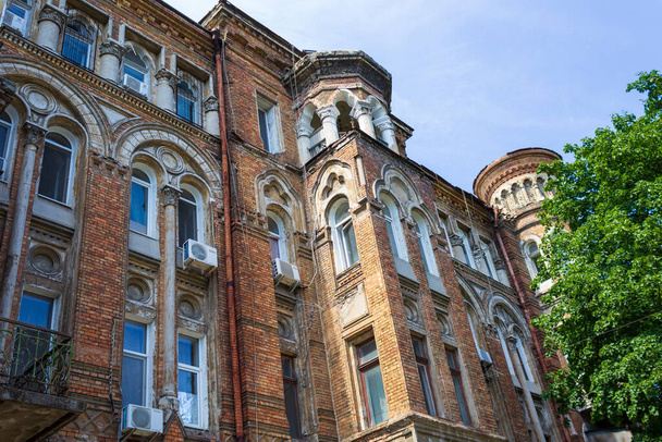 El centro histórico y cultural de la ciudad de Odessa con arquitectura reconocible de las fachadas de edificios y casas, fondo
 - Foto, Imagen