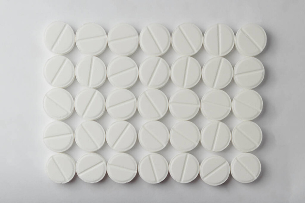 Tabletták könnyű háttérrel - Fotó, kép