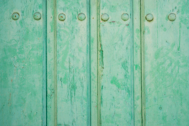 古いランダウン緑の塗装木製のドアや鉄の爪 - 写真・画像