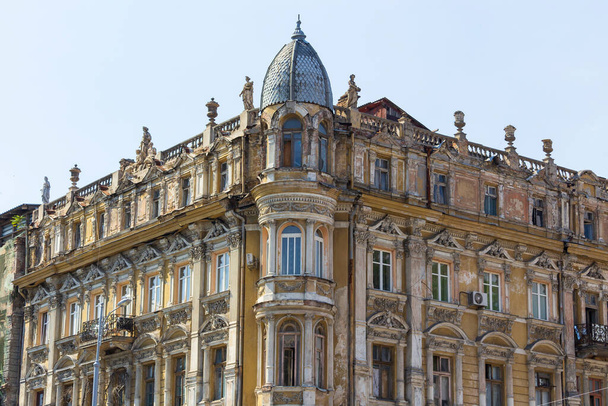 El centro histórico y cultural de la ciudad de Odessa con arquitectura reconocible de las fachadas de edificios y casas, fondo
 - Foto, Imagen