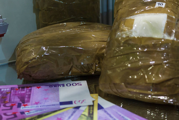 A hétköznapi tárgyaknak álcázott drogcsempészetet leállították.. - Fotó, kép