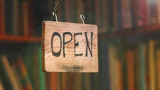 Abrir signo en una ventana de la tienda de libros
 - Metraje, vídeo