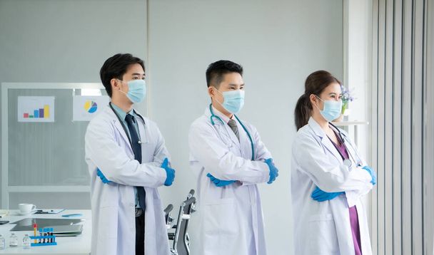 Het virus verspreidt zich sterk. Medisch team Aziaten dragen beschermende maskers en ontmoeten elkaar in het ziekenhuis. - Foto, afbeelding
