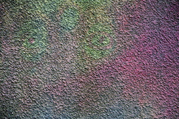 Parede de pedra pintada colorida
 - Foto, Imagem