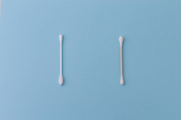 Plastic cotton swab for hygiene and wooden cotton swab. The concept of choice, search for alternatives and rejection of plastic - Fotoğraf, Görsel