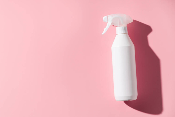 Blank cleaning spray bottle on pink background. Flat lay, top view, copy space. - Φωτογραφία, εικόνα