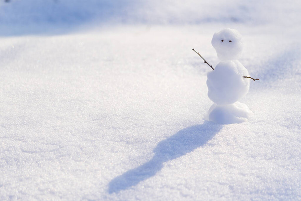 雪の背景に雪だるま。コンセプト:こんにちは冬の休日 - 写真・画像