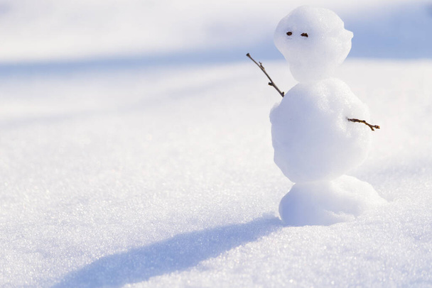 Sněhulák na sněhovém pozadí. Koncepce zimního očekávání - Fotografie, Obrázek