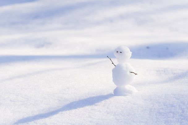 Снеговик на снежном фоне. Концепция наступления холодной погоды и зимы
 - Фото, изображение