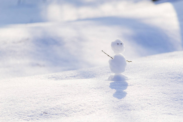 Sněhulák na sněhovém pozadí. Koncept zimního setkání - Fotografie, Obrázek